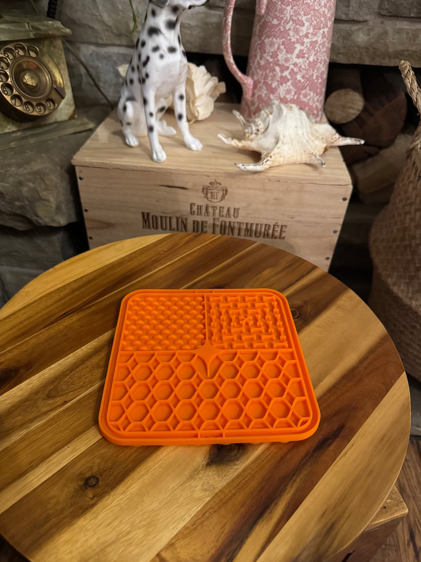 Orange licky mat